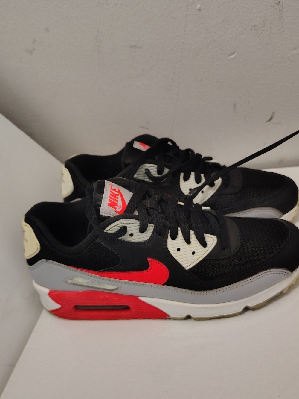 Nike Size 8 Men'sBlack and Red Low-Top Sneakers